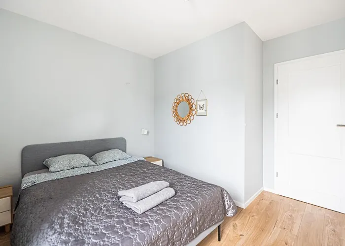 Polaka ~ Self Check-in 24 ~ Car Park ~lift Lägenhet