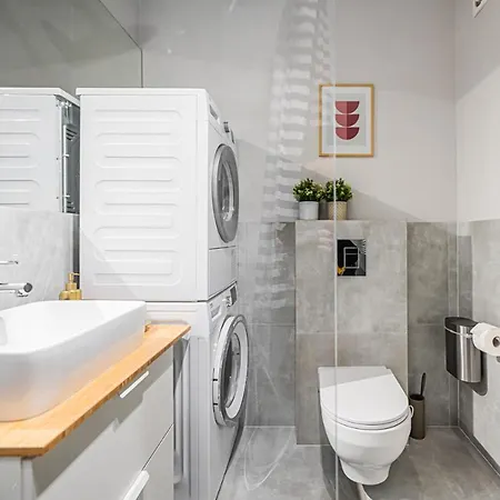 Polaka ~ Self Check-in 24 ~ Car Park ~lift * Wrocław